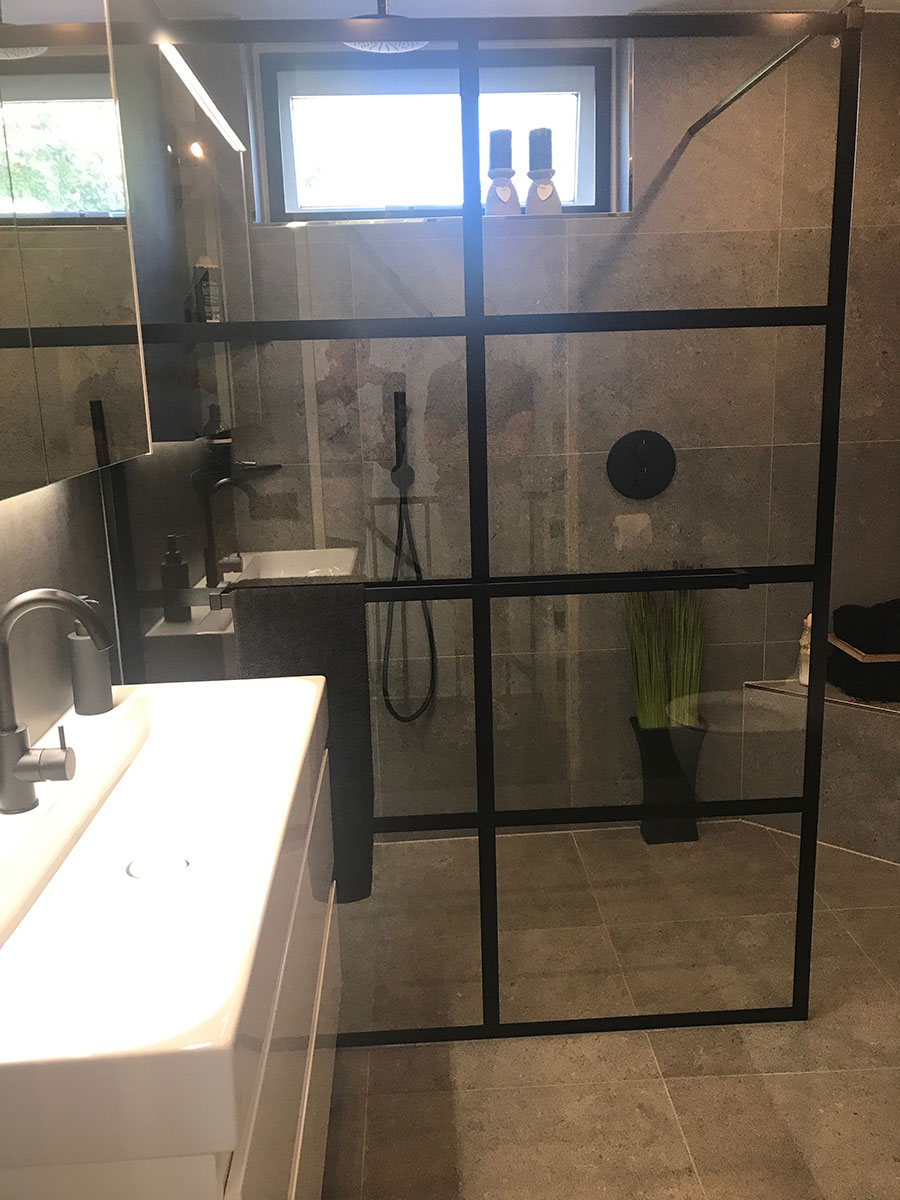 content 09b zwarte badkamer hendriks badkamers tegels sanitair sheerenberg